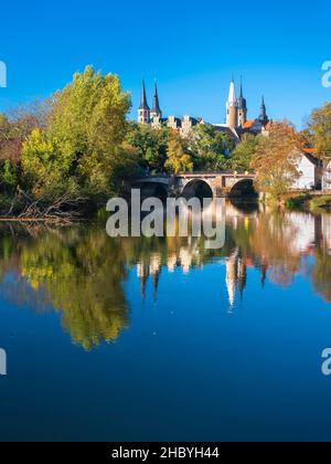 Merseburger Dom und Merseburger Schloss spiegeln sich in der Saale im Herbst, Merseburg, Sachsen-Anhalt, Deutschland Stockfoto