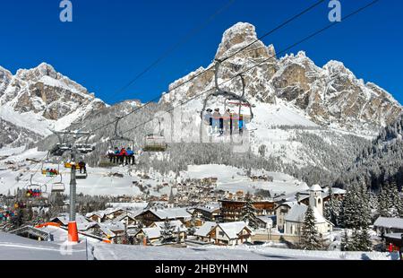 Skifahrer auf einem Sessellift im Wintersportort La Villa, Stern, am Fuße des Sassongher im Skigebiet Alta Badia, Dolomiten, Südtirol Stockfoto