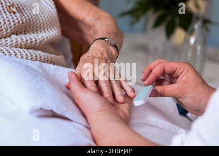 Nagelpflege für einen Senioren in einem Pflegeheim, Berlin, Deutschland Stockfoto