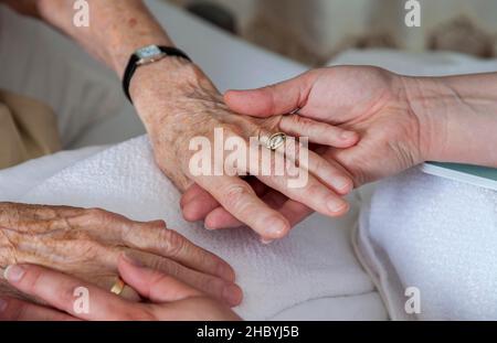 Nagelpflege für einen Senioren in einem Pflegeheim, Berlin, Deutschland Stockfoto