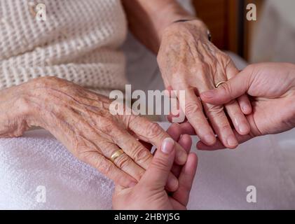 Nagelpflege für einen Senioren in einem Pflegeheim, Berlin, Deutschland Stockfoto