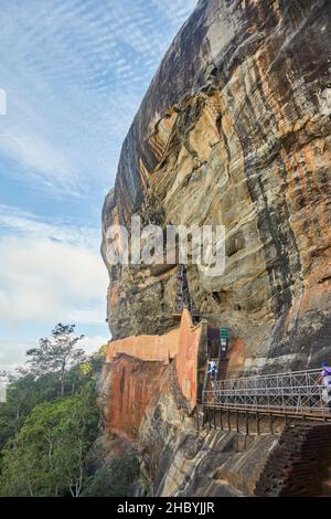 Die Löwentreppe in Sigiriya oder Lion Rock, UNESCO-Weltkulturerbe im Kulturdreieck von Sri Lanka, eine historische Sehenswürdigkeit Stockfoto