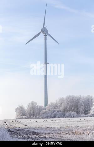 Windturbine in einer Winterlandschaft Stockfoto