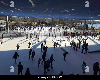 Im LeFrak Center auf den Lakeside Eislaufbahnen im Prospect Park, Brooklyn, New York, können Besucher Schlittschuhlaufen. Stockfoto