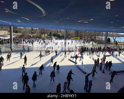 Im LeFrak Center auf den Skating-Bahnen am See können die Menschen gerne Schlittschuhlaufen. Prospect Park, Brooklyn, New York. Stockfoto