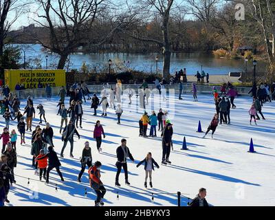 Im LeFrak Center auf den Skating-Bahnen am See können die Menschen gerne Schlittschuhlaufen. Prospect Park, Brooklyn, New York. Stockfoto