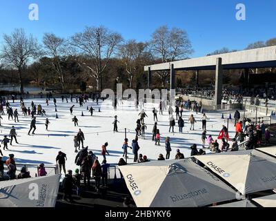 Im LeFrak Center auf den Skating-Bahnen am See können die Menschen gerne Schlittschuhlaufen. Prospect Park, Brooklyn, New York. Stockfoto