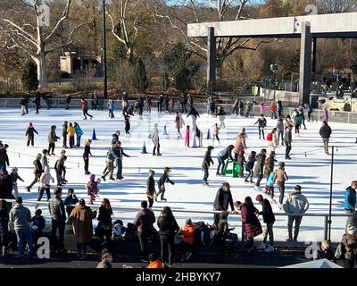 Im LeFrak Center auf den Skating-Bahnen am See können die Menschen gerne Schlittschuhlaufen. Prospect Park, Brooklyn, New York. Stockfoto