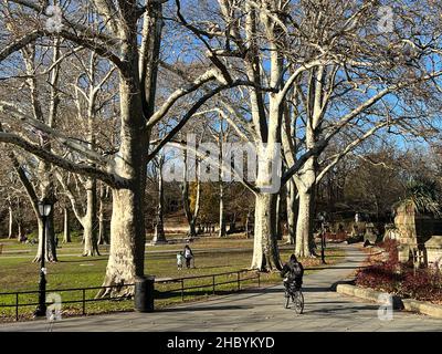 Menschen, die in der Nähe des LeFrak Center in Lakeside in Prospect Park, Brooklyn, New York, wandern. Stockfoto