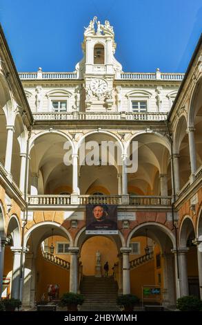 Palazzo Doria Tursi (16th. Jahrhundert) mit dem verdeckten Innenhof, der von einer Loggia überragt wird, heute Sitz des Rathauses von Genua, Ligurien, Italien Stockfoto