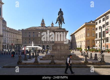 Rückseite der Statue von Giuseppe Garibaldi mit Piazza De Ferrari im Hintergrund an einem sonnigen Herbsttag, Genua, Ligurien, Italien Stockfoto