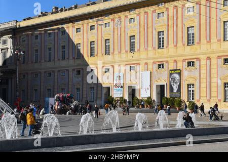 Blick auf die Piazza De Ferrari mit dem Palazzo Ducale, einer Kunstinstallation von Gaetano Pesce und den Wasserspielen des Brunnens, Genua, Ligurien, Italien Stockfoto