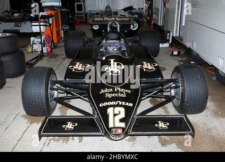 Steve Brooks 1982, Black, Lotus 91, in seiner temporären Grubgarage, im International Paddock, beim Silverstone Classic 2021 Stockfoto