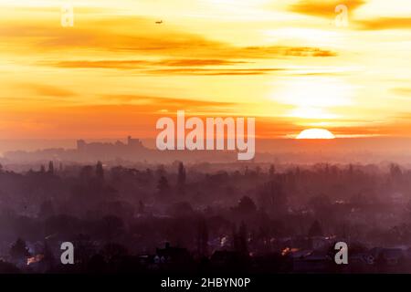 Atemberaubender Sonnenaufgang hinter Windsor Castle, Großbritannien Stockfoto