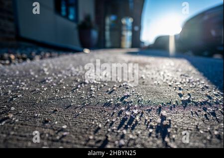 Niedrige Ansicht des Salzes, das auf dem Bürgersteig ausgebreitet wurde, um Eis und Schnee zu schmelzen Stockfoto