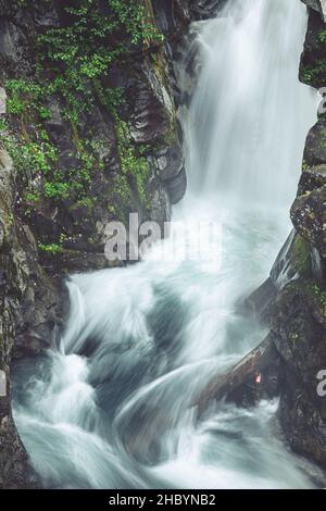 Schnelles Wasser in den Comet Falls, Mount Rainier National Park Stockfoto