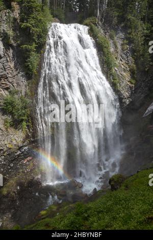 Die Narada Falls mit Regenbogen im Mount Rainier Nationalpark, Washington Stockfoto