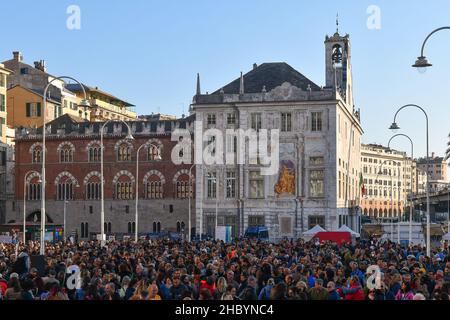 Genua, Ligurien, Italien - 10 23 2021: Menschenmenge bei einer Protestkundgebung ohne Green Pass auf der Piazza Caricamento mit dem Palazzo San Giorgio im Hintergrund Stockfoto