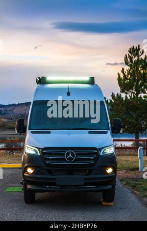 Blick in die Dämmerung auf den Wohnmobil Airstream Interstate 24X 4WD; Unity Lake State Recreation Site; Unity; Oregon; USA Stockfoto