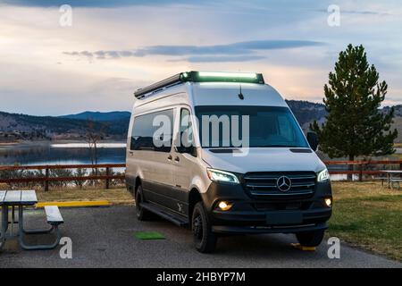 Blick in die Dämmerung auf den Wohnmobil Airstream Interstate 24X 4WD; Unity Lake State Recreation Site; Unity; Oregon; USA Stockfoto