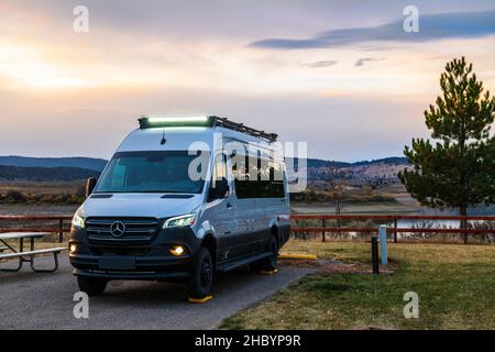 Blick in die Dämmerung auf den Wohnmobil Airstream Interstate 24X 4WD; Unity Lake State Recreation Site; Unity; Oregon; USA Stockfoto