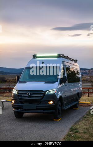 Blick in die Dämmerung auf den Wohnmobil Airstream Interstate 24X 4WD; Unity Lake State Recreation Site; Unity; Oregon; USA Stockfoto