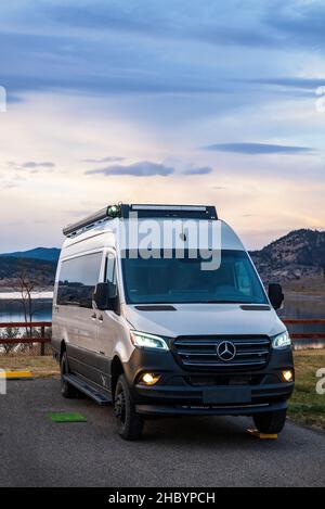 Blick in die Dämmerung auf den Wohnmobil Airstream Interstate 24X 4WD; Unity Lake State Recreation Site; Unity; Oregon; USA Stockfoto