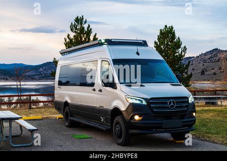 Blick in die Dämmerung auf den Wohnmobil Airstream Interstate 24X 4WD; Unity Lake State Recreation Site; Unity; Oregon; USA Stockfoto