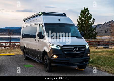 Blick in die Dämmerung auf den Wohnmobil Airstream Interstate 24X 4WD; Unity Lake State Recreation Site; Unity; Oregon; USA Stockfoto