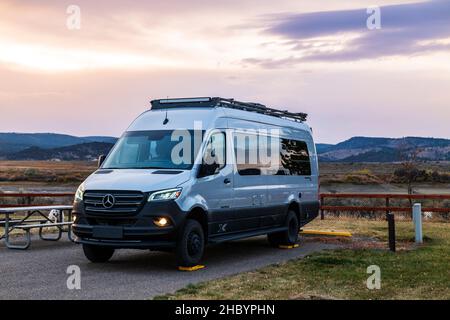 Blick in die Dämmerung auf den Wohnmobil Airstream Interstate 24X 4WD; Unity Lake State Recreation Site; Unity; Oregon; USA Stockfoto