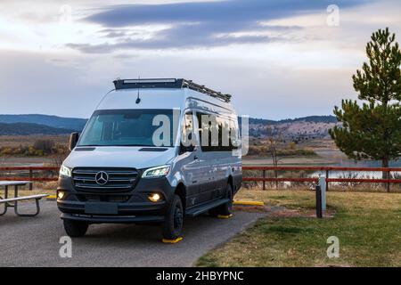 Blick in die Dämmerung auf den Wohnmobil Airstream Interstate 24X 4WD; Unity Lake State Recreation Site; Unity; Oregon; USA Stockfoto