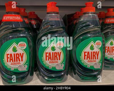 Rheinbach, Deutschland 10. März 2021, mehrere Plastikflaschen mit 'Fairy' Spülmittel auf dem Regal eines deutschen Supermarkts Stockfoto