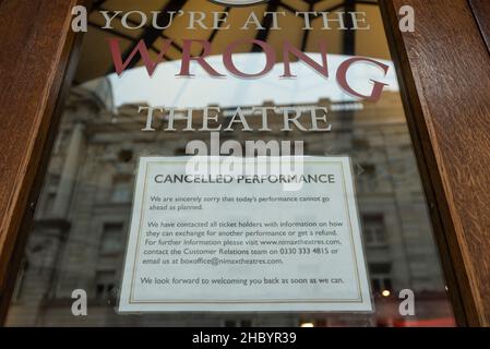 London, Großbritannien. 22. Dezember 2021. Ein Schild im Fenster zeigt, dass das Spiel, das im Herzogttheater schief geht, geschlossen wurde, weil das Publikum abgesagt wurde und die Besetzung und die Crew von der Omicron-Variante betroffen waren. Rishi Sunak, Schatzkanzler, hat Pläne für £30m angekündigt, um kulturelle Organisationen zu finanzieren, die im Winter geschlossen werden mussten, aber einige haben argumentiert, dass der Betrag zu wenig, zu spät ist. Kredit: Stephen Chung / Alamy Live Nachrichten Stockfoto