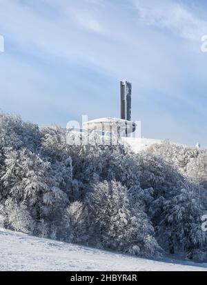 Buzludzha, Bulgarien - auf dem Gipfel von Buzludzha befindet sich das Gedenkhaus der Kommunistischen Partei Bulgariens. Verlassene kommunistische Gebäude im Winter mit Schnee Stockfoto