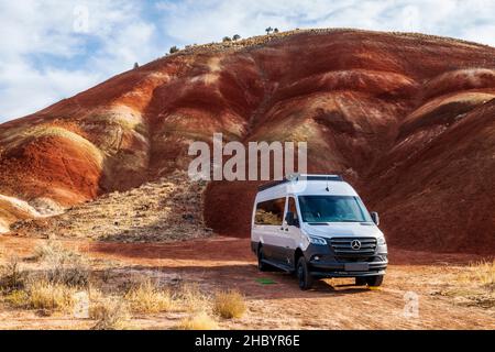 Airstream Interstate 24X 4WD Wohnmobil; Painted Hills; geologische Stätte; John Day Fossil Beds National Monument; in der Nähe von Mitchell; Oregon; USA Stockfoto