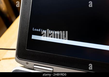 Laptop-Bildschirm, Computeranzeige Nahaufnahme, Laden von Dateien Fortschrittsbalken, Warten auf digitale Daten zu laden, Installationskonzept, niemand. Geduld, langsame PR Stockfoto