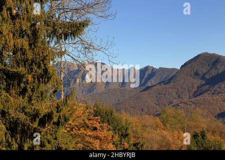 Herbstansicht des Monte Generoso, Schweiz Stockfoto