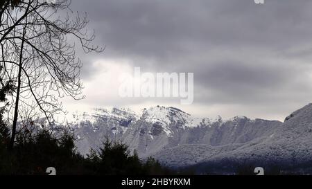 Blick auf den Monte Negeroso, Schweiz, mit Schnee und Wolken Stockfoto