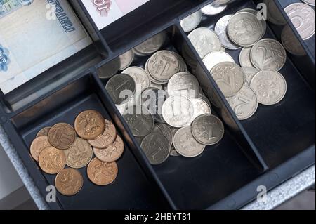 Russland. 28th Dez 2012. Auf diesem Foto sind russische Münzen verschiedener Konfessionen in der Kassentablett zu sehen. Kredit: SOPA Images Limited/Alamy Live Nachrichten Stockfoto