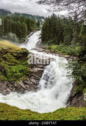 Panoramablick auf die berühmten Krimmler Wasserfälle im Nationalpark hohe Tauern in Österreich Stockfoto