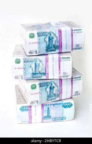 Russland. 17th Dez 2011. Auf diesem Foto werden Banknoten im Nominalwert von 1000 russischen Rubel in einem Bankpaket gebündelt.das Foto zeigt 4.000.000 Rubel, das sind die ungefähren Kosten für eine Wohnung in einer Provinzstadt. (Bild: © Alexander Sayganov/SOPA Images via ZUMA Press Wire) Stockfoto