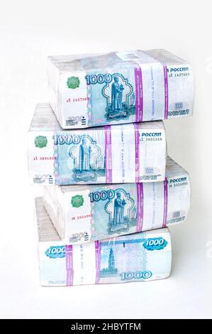 Russland. 17th Dez 2011. Auf diesem Foto werden Banknoten im Nominalwert von 1000 russischen Rubel in einem Bankpaket gebündelt.das Foto zeigt 4.000.000 Rubel, das sind die ungefähren Kosten für eine Wohnung in einer Provinzstadt. (Foto: Alexander Sayganov/SOPA Images/Sipa USA) Quelle: SIPA USA/Alamy Live News Stockfoto