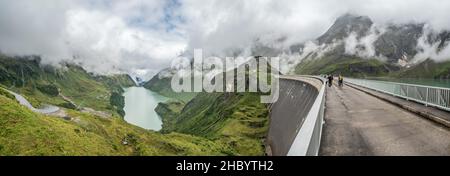 Panoramablick vom Stausee Mooserboden und der umliegenden Berglandschaft bei Kaprun, Österreich Stockfoto