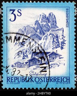 ÖSTERREICH - UM 1974: Eine in Österreich gedruckte Briefmarke zeigt Bishofsmutze, Salzburg, um 1974 Stockfoto