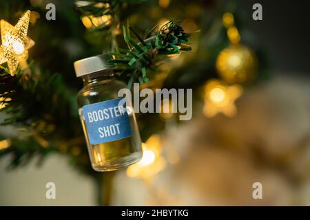 Covid-19 Booster-Schussimpfstoff auf einem Weihnachtsbaum Stockfoto