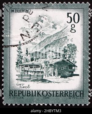 ÖSTERREICH - UM 1975: Eine in Österreich gedruckte Briefmarke zeigt Landhäuser, Zillertal, Tirol, um 1975 Stockfoto