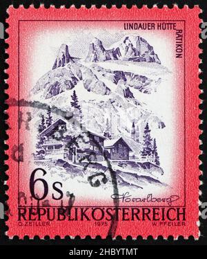 ÖSTERREICH - UM 1975: Eine in Österreich gedruckte Briefmarke zeigt die Lindauer Hütte, Vorarlberg, um 1975 Stockfoto