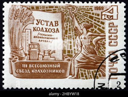 RUSSLAND - UM 1969: Eine in Russland gedruckte Briefmarke zeigt das Titelbild der Regeln des Kalkhoz- und Bauernhofdenkmals, um 1969 Stockfoto