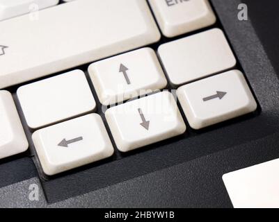 Einfache weiße Laptop Pfeiltasten Computer Tastatur Detail, Makro, extreme Nahaufnahme, niemand. Richtungssteuerung, Richtungssteuerung, Richtungsänderung, Stockfoto