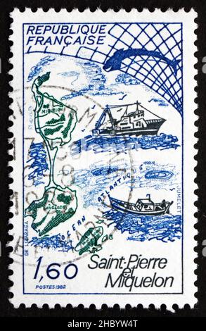 FRANKREICH - UM 1982: Eine in Frankreich gedruckte Marke zeigt Fischerboote und Karte von St. Pierre und Miquelon, um 1982 Stockfoto